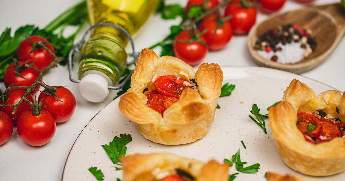 Wytrawne babeczki z ricottą i pomidorkami koktajlowymi