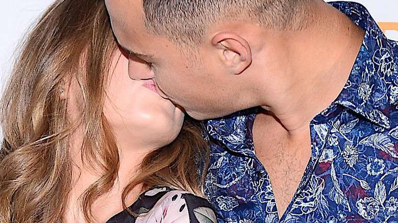 Wiktoria Gąsiewska i Adam Zdrójkowski całują się