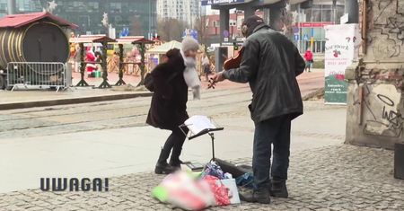 Są na emeryturze, ale muszą dorabiać. „Sprzedaję na ulicy, żeby nie umrzeć z głodu”