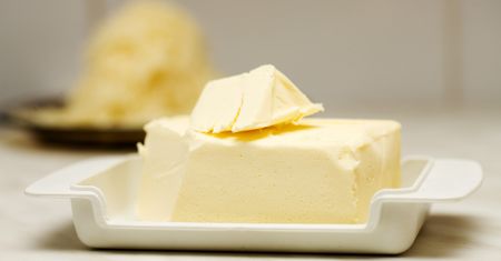W sklepach masowo pojawiło się masło 60%. Wiemy, co znajdziesz w jego składzie