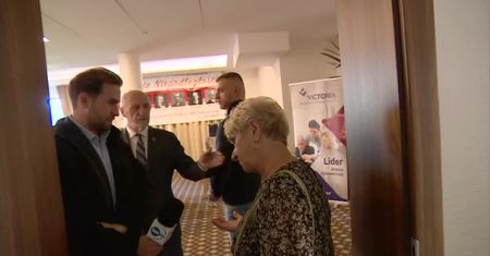 Dziennikarz TVN24 niewpuszczony na “otwarte” spotkanie z Antonim Macierewiczem. Pytał o podkomisję smoleńską i order