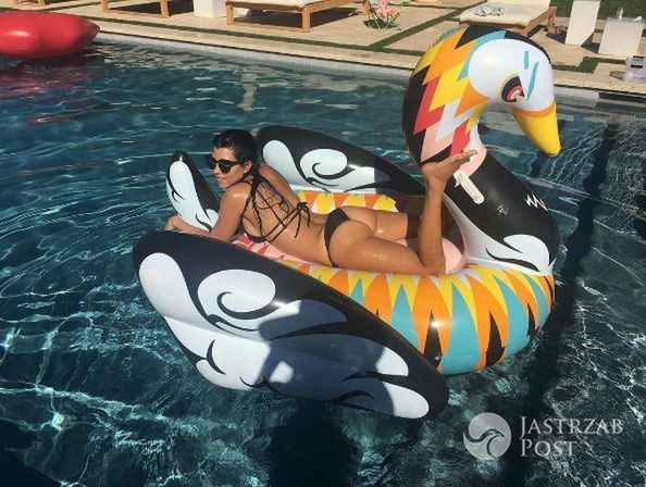 Kourtney Kardashian na dmuchanym materacu