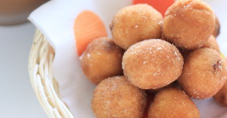Mini pączki z serka wiejskiego. Genialny przepis na karnawał