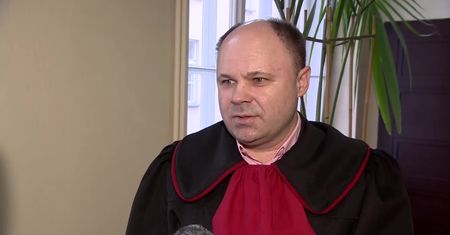 Cały posterunek na ławie oskarżonych. Rusza proces “brutalnego szeryfa”z Piątku