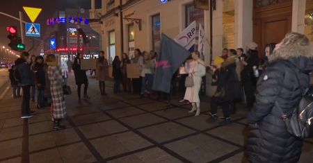 “Takie słowa ranią”. Protest kobiet przed siedzibą PiS w Częstochowie przeciwko wypowiedzi J. Kaczyńskiego