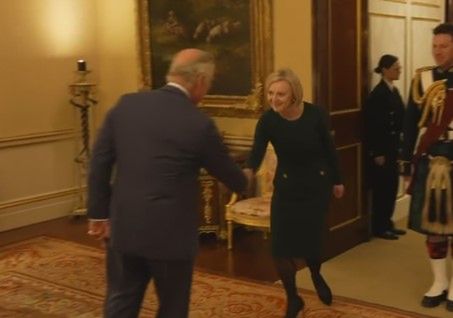 Król Karol III i Liz Truss. Ta scena stała się memem!