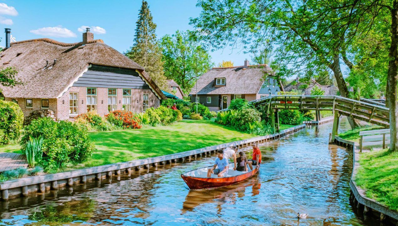 Giethoorn to miasteczko wyglądające jak z bajki. Fot. Freepik