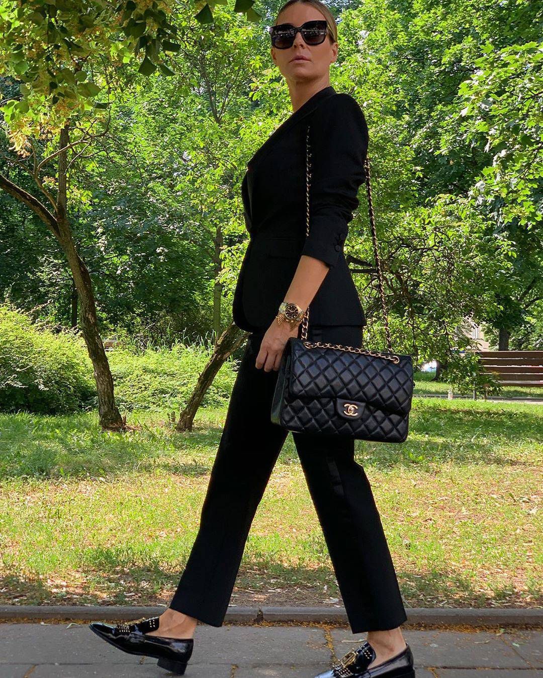 Małgorzata Rozenek w czarnej stylizacji z torebką Chanel