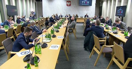 Przedstawiciele PiS uciekli z obrad komisji obrony narodowej nt. afery mailowej. Przedstawiciele MON nie chcieli odpowiedzieć na pytania