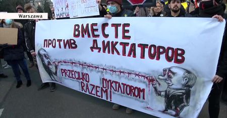 “Czuję, że cały świat stoi po stronie Ukrainy”. Protesty przeciwko wojnie przed rosyjską ambasadą i konsulatami