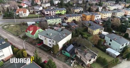 Jest niepełnosprawny, mieszka w altance. Na dachu zamontowano mu panele fotowoltaiczne
