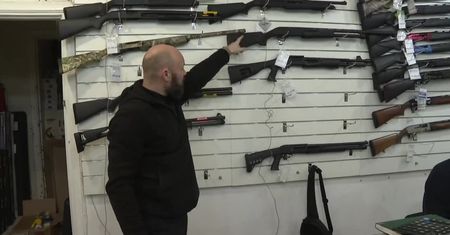 Mieszkańcy Kijowa masowo kupują broń w obawie przed rosyjską inwazją