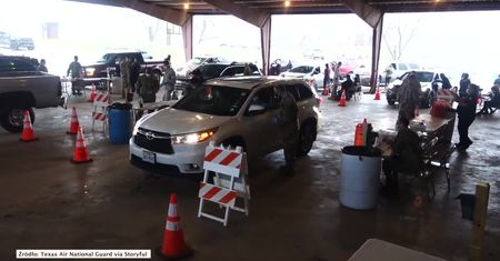 Wojsko pomaga przy szczepieniach przeciwko COVID-19 w teksańskim punkcie drive-thru
