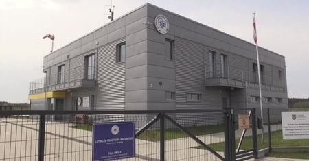 Śmigłowiec LPR uziemiony przez śmieci. Przed startem ratownicy musieli posprzątać łąkę