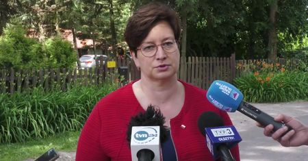 Prezes “Dumnych z Elbląga” mieszka w posiadłości za miliony od Czarnka. Kontrola posłanki Lewicy