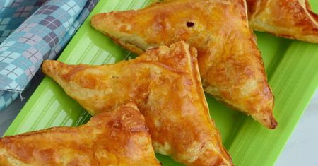 Pierogi gyros z ciasta francuskiego. Robi się je kilkanaście minut, a smakują bosko