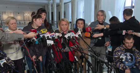 Osoby z niepełnosprawnościami i ich opiekunowie kończą protest w Sejmie. “Ze strony PiS spotkaliśmy się ze znieczulicą i brakiem szacunku”