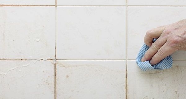Aby pozbyć się pleśni i zapobiec jej ponownemu pojawieniu się, nanieś na fugi wybielacz. Po wyczyszczeniu zaaplikuj w to miejsce wosk, aby pleśń nie pojawiała się ponownie.
