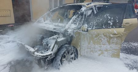 Auto spłonęło na drodze