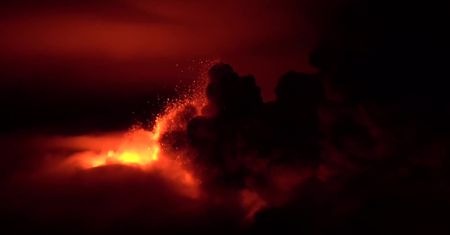 Etna ciągle bardzo aktywna. Z krateru wypływa lawa i wyrzucane są skały.