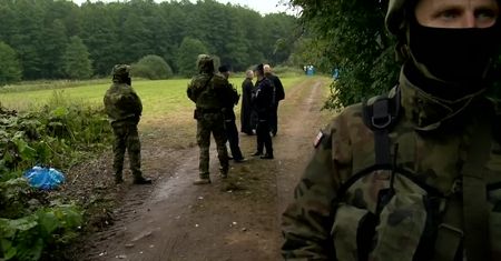 Duchowni chcieli przekazać migrantom jedzenie i leki. Ks. Lemański: Usłyszeliśmy, że nie możemy.