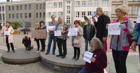 “Przyjmijmy uchodźców” manifestowano w związku z kryzysem na granicy polsko-białoruskiej.