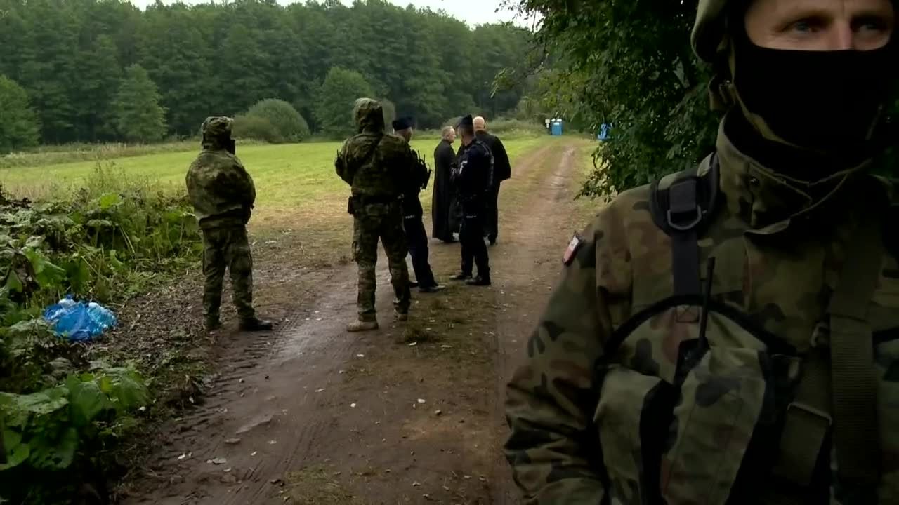 Duchowni chcieli przekazać migrantom jedzenie i leki. Ks. Lemański: Usłyszeliśmy, że nie możemy.