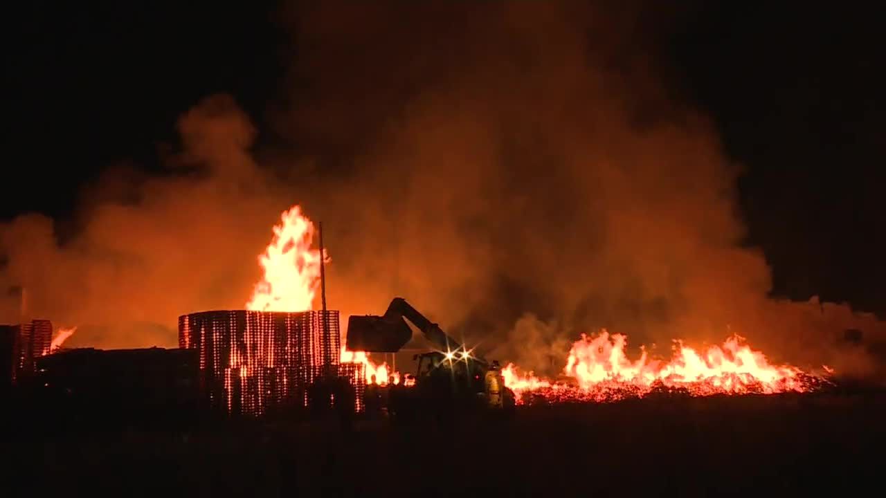 Pożar hal i biurowca w Muchach pod Ostrzeszowem. Ogień objął powierzchnię 2 tys. m kw.