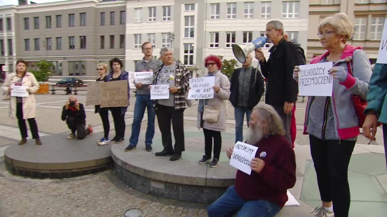 “Przyjmijmy uchodźców” manifestowano w związku z kryzysem na granicy polsko-białoruskiej.