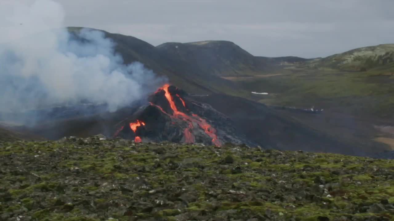 Z islandzkiego wulkanu wydobywa się lawa. Erupcja nie stanowi zagrożenia dla mieszkańców.