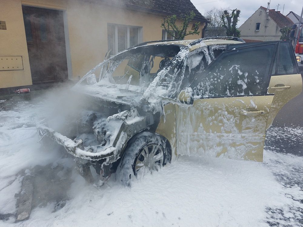 Auto spłonęło na drodze
