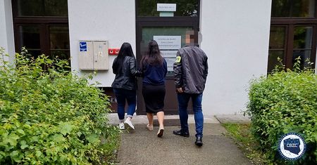 Zatrzymani sprawcy wprowadzania fałszywych certyfikatów szczepień przeciwko COVID-19 o wartości 4 milionów złotych!