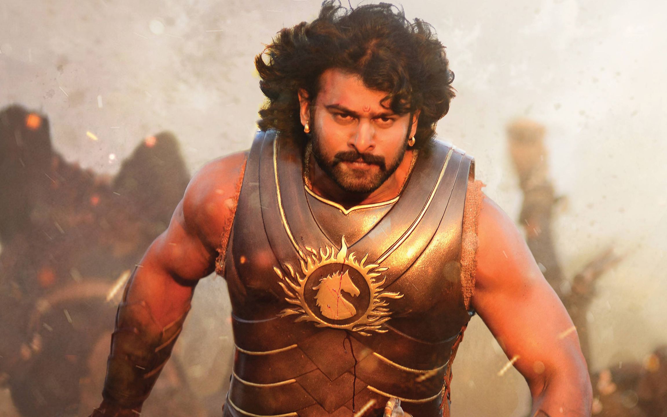 Wąsy, mięśnie, kapiące złoto i CGI. Tak wygląda współczesne Bollywood. Kadr z filmu „Baahubali 2: The Conclusion” 