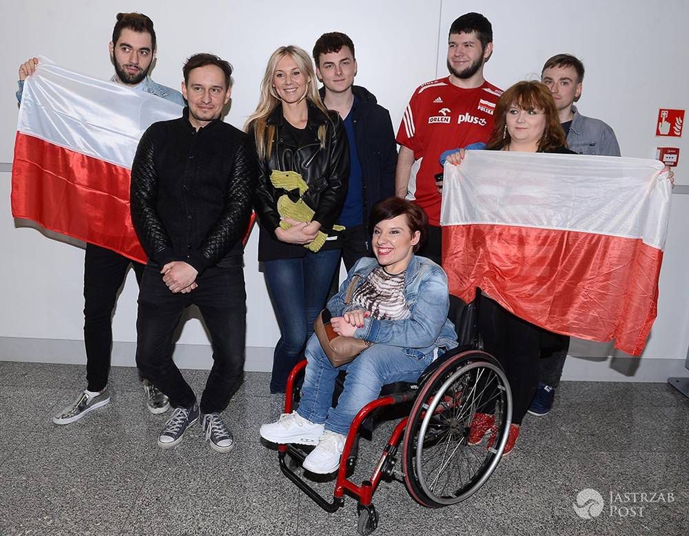 Kasia Moś z fanami Eurowizji na lotnisku