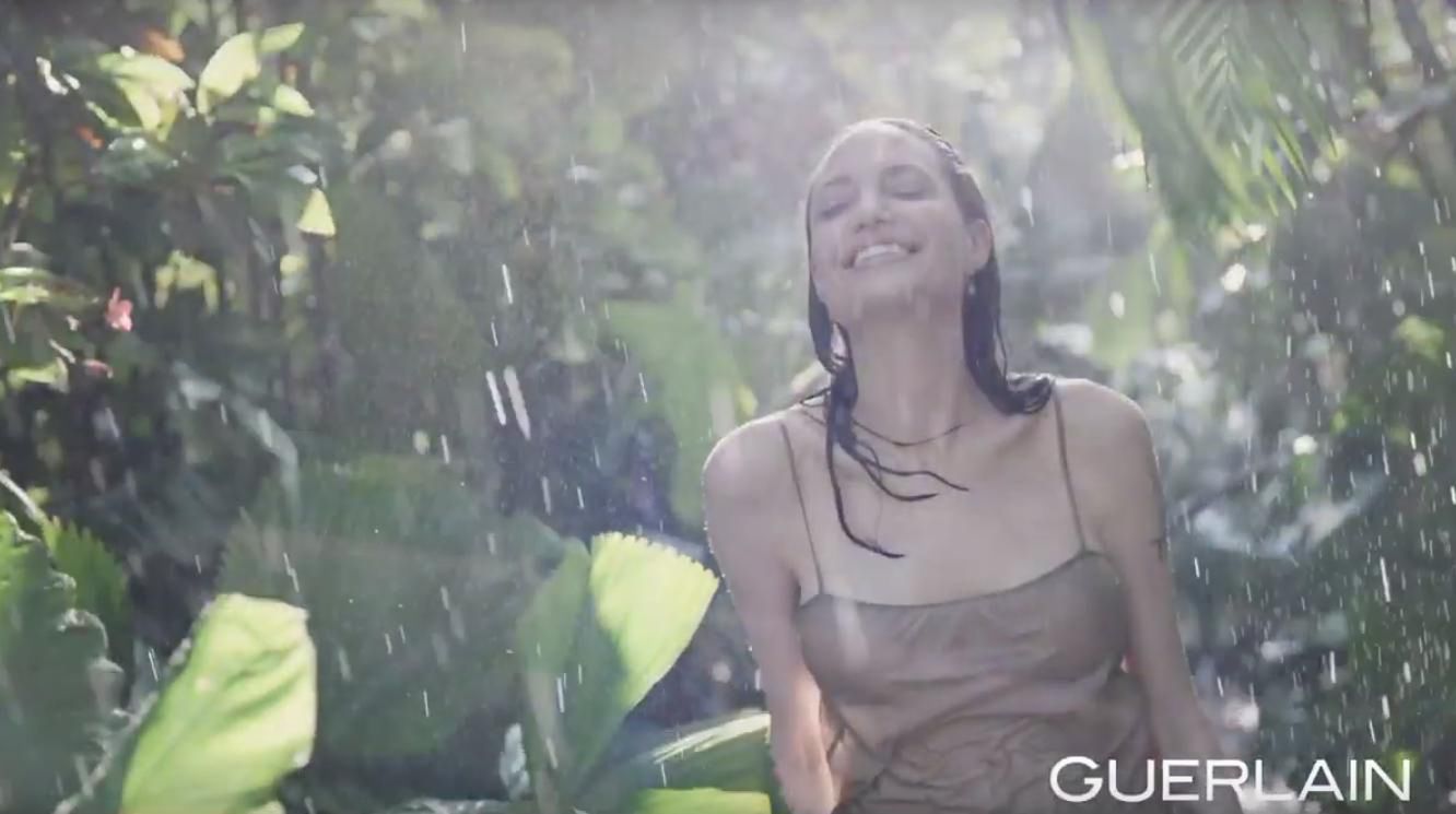 Angelina Jolie w reklamie Mon Guerlain Intense