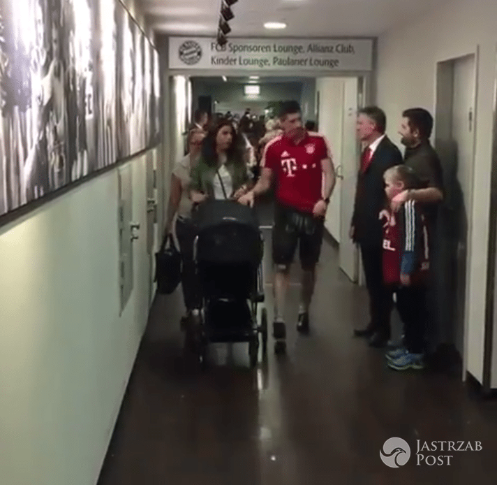 Anna Lewandowska z Robertem i Klarą w szatni