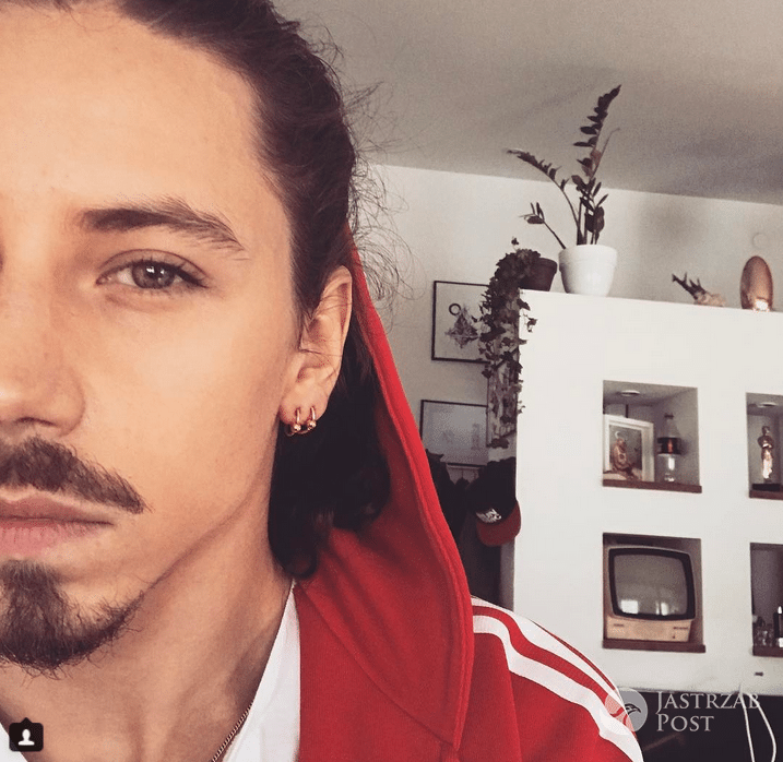 Michał Szpak ma kolczyki w uchu