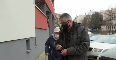 Nie mogą korzystać z windy, bo sąsiedzi zamurowali im przejście