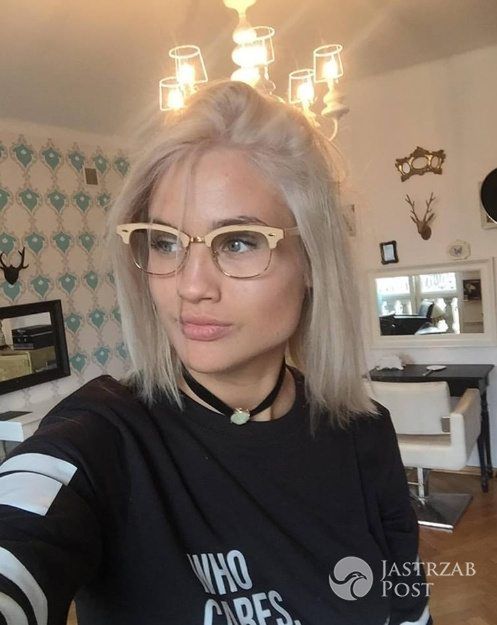 Karolina Gilon w siwych włosach