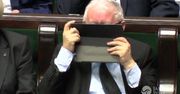 Co robił schowany za tabletem Jarosław Kaczyński? I to na posiedzeniu Sejmu...