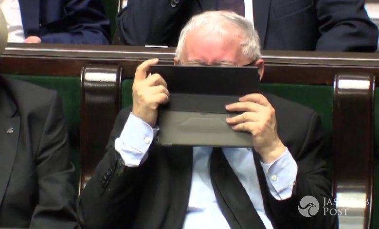 Co robił schowany za tabletem Jarosław Kaczyński? I to na posiedzeniu Sejmu...