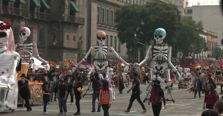 Szkielety, diabły i truposze przeszły w kolorowej paradzie ulicami Mexico City z okazji Święta Zmarłych