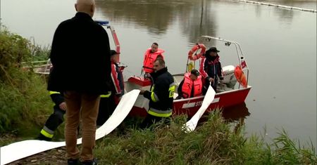 Straż pożarna: w miejscach, gdzie rozstawione zostały zapory, Narew jest już czysta