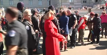 Jane Fonda ponownie aresztowana w trakcie protestu klimatycznego.