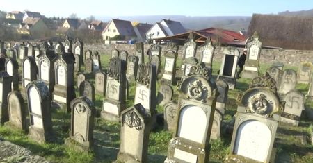 Swastyki na ponad stu żydowskich grobach. Zdewastowano cmentarz pod Strasburgiem