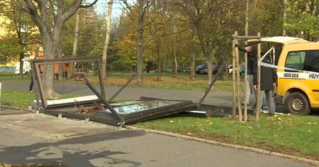 Policjanci zatrzymali mężczyznę podejrzanego o wjechanie w przystanek we Wrocławiu. Miał blisko 2,5 promila
