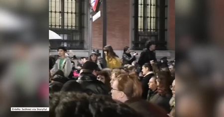 Tysiące ludzi protestowały przed Ministerstwem Sprawiedliwości w Madrycie przeciwko decyzji sądu po gwałcie na 14-latce