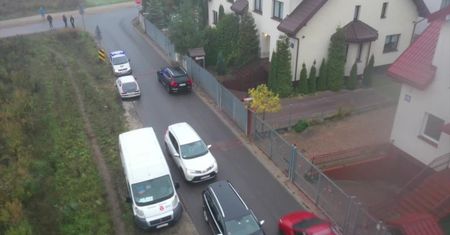 Mieszkańcy Kabat zaparkowali samochody na drodze, by zmniejszyć ruch