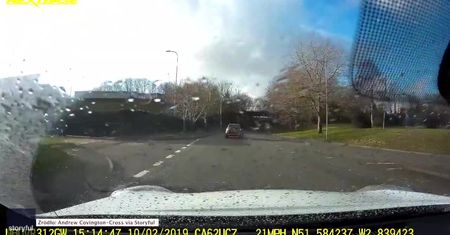 Czołowe zderzenie na skrzyżowaniu w Anglii. Kierowca za szybko wszedł w zakręt i wjechał w auto stojące na światłach