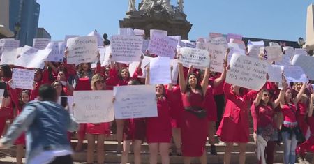 Manifestacja kobiet w czerwieni w Meksyku. Walczą o równouprawnienie i sprzeciwiają się stereotypom